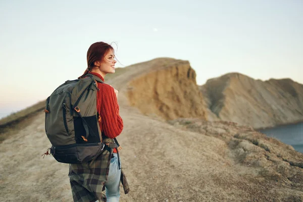 Schöne Frau Den Bergen Der Natur Mit Einem Rucksack — Stockfoto