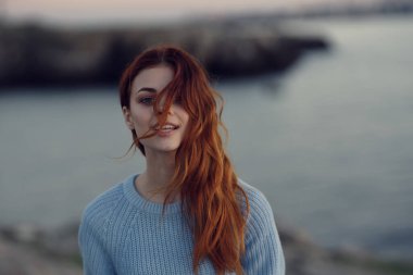 Dağlarda mutlu bir gezgin. Yüksek kalite fotoğraf