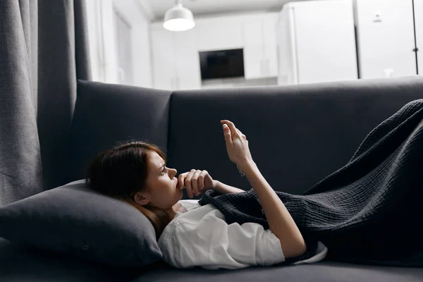 Kobieta Odpoczywająca Kanapie Telefonem Komórkowym Dłoni Wysokiej Jakości Zdjęcie — Zdjęcie stockowe