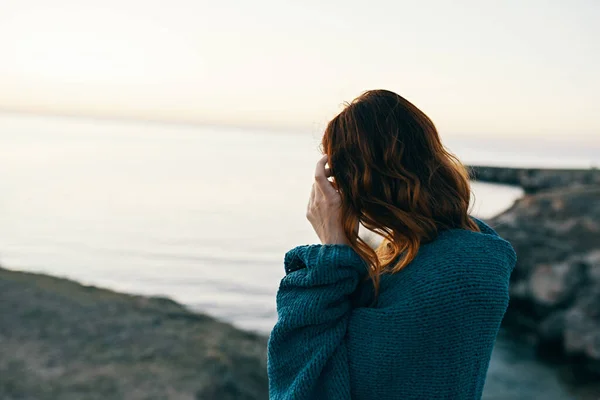 Žena Cestuje Horách Přírodě Kvalitní Fotografie — Stock fotografie