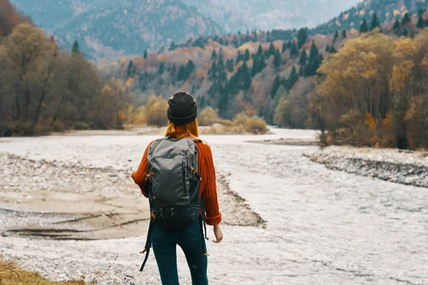 Mulher Com Mochila Nas Montanhas Foto Alta Qualidade — Fotografia de Stock