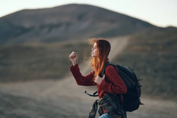 Viaggiatore Maglione Con Uno Zaino Sulla Schiena Guarda Montagne Foto — Foto Stock