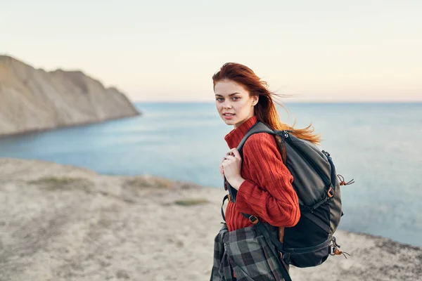 Bella Donna Con Uno Zaino Montagna Vicino Mare Foto Alta — Foto Stock