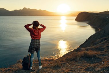 Kayalık dağlarda denize bakan bir kadın. Yüksek kalite fotoğraf