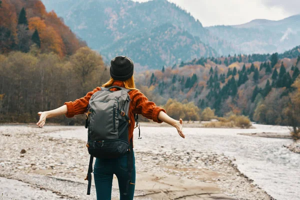 Podróżnik Plecakiem Swetrze Dżinsach Odpoczywający Jesienią Górach Przyrodzie Nad Rzeką — Zdjęcie stockowe