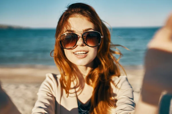 Portret Rudej Kobiety Okularach Przeciwsłonecznych Nad Morzem — Zdjęcie stockowe