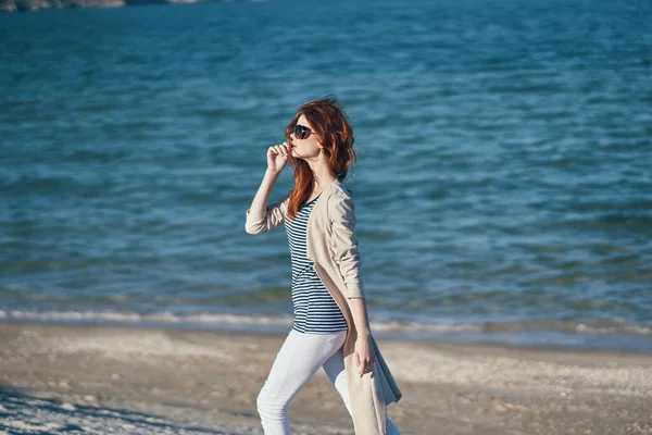 Mujer Gafas Sol Pantalones Caminando Por Playa Cerca Del Mar —  Fotos de Stock