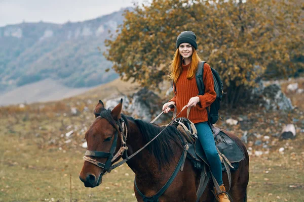 Mulher Caminhante Com Uma Mochila Monta Cavalo Nas Montanhas — Fotografia de Stock