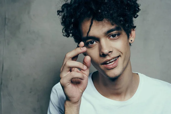 Trendig Tonåring Med Lockigt Hår Vit Shirt Poserar Grå Bakgrund — Stockfoto