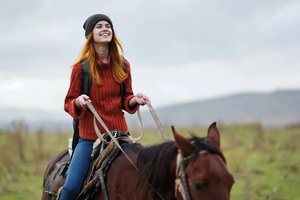 Mulher Alegre Caminhante Montando Cavalo Nas Montanhas — Fotografia de Stock