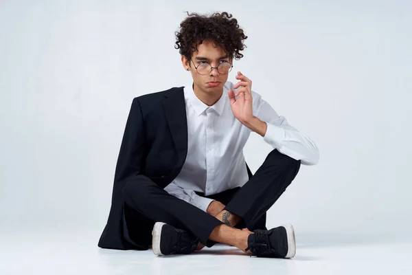 Jovem Elegante Com Cabelo Encaracolado Posando Fundo Leve Dentro Casa — Fotografia de Stock