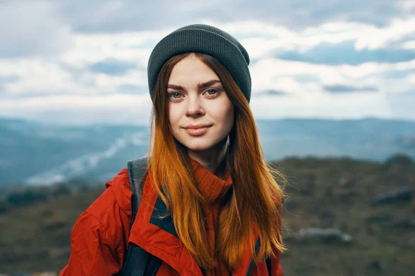 Dağların Manzarası Sırt Çantalı Kadın Dağlarda — Stok fotoğraf