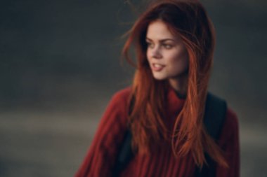 Kızıl saçlı kadın dağlarda gezer doğada