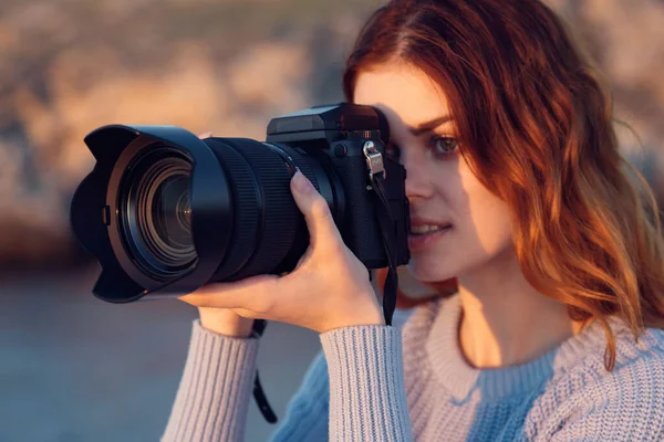 Krásná Rusovlasá Žena Kamerou Přírodě Horách — Stock fotografie