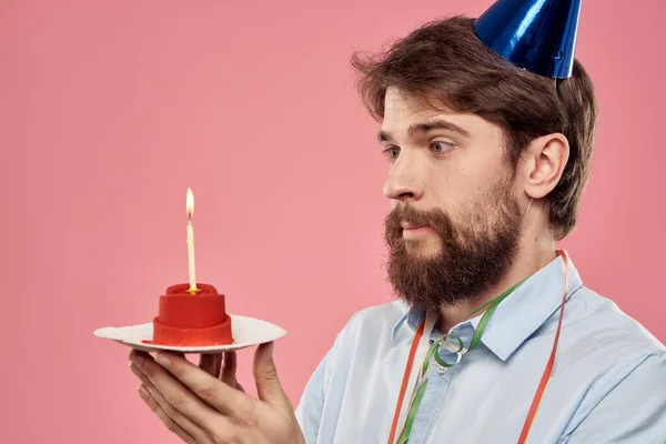 陽気ひげを生やした男でお祝いの帽子誕生日感情ピンクの背景 — ストック写真