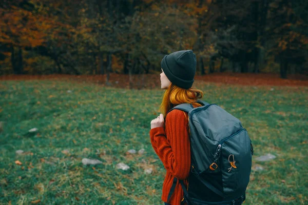 Mulher Com Mochila Nas Costas Foto Alta Qualidade — Fotografia de Stock