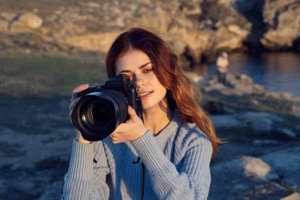 Femme Joyeuse Photographe Dans Les Montagnes Rocheuses — Photo