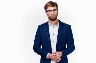 Klasik takım elbiseli sarışın adam ceketinin kollarını kırpıştırıyor.