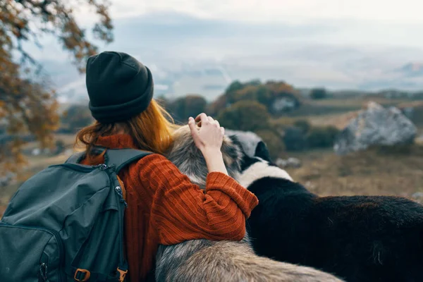 Kvinna Vandrare Naturen Klappa Hund Högkvalitativt Foto — Stockfoto