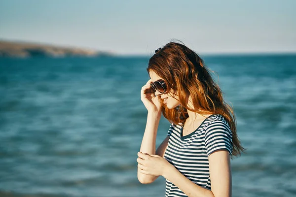 Podróżnik Shirtach Okularach Przeciwsłonecznych Pobliżu Morza — Zdjęcie stockowe