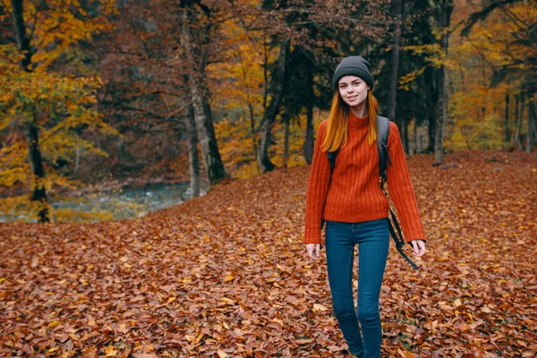 Senderismo Mujer Viaje Con Mochila Bosque — Foto de Stock