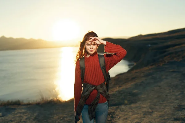 Sırt Çantalı Temiz Hava Almış Güzel Bir Kadın Yüksek Kalite — Stok fotoğraf