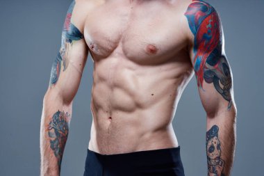 Şişirilmiş gövdesi olan seksi sporcular vücut geliştirici fitness baskı modeli.