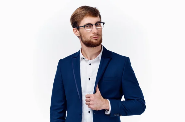 Obchod pohledný muž s brýlemi a modrá bunda bílá košile — Stock fotografie