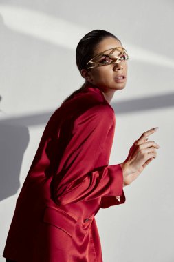 Yüzünde süsleme olan ipek ceketli bir kadın.