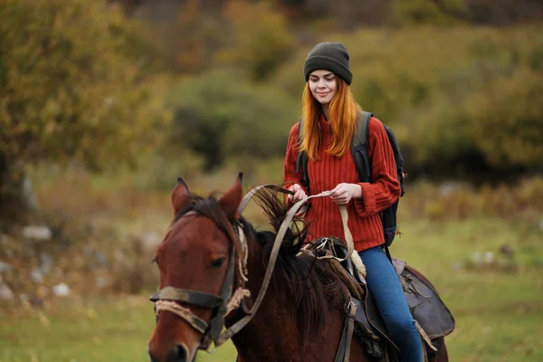Mulher alegre caminhante passeio um cavalo divertido viagens montanhas — Fotografia de Stock
