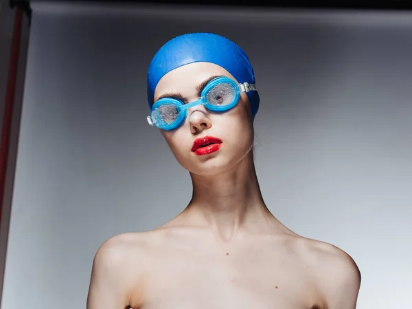 身穿蓝色泳帽，戴着眼镜，红唇的女运动员，裸露着双肩 — 图库照片