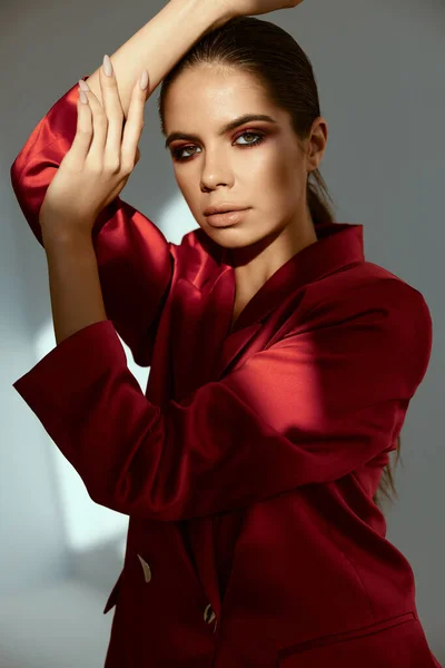 Mulher na jaqueta vermelha brilhante maquiagem glamour olhar atraente — Fotografia de Stock