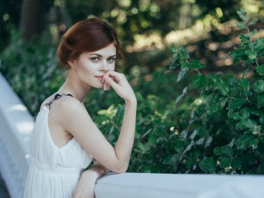 Güzel kadın, beyaz elbise, lüks doğa modeli.