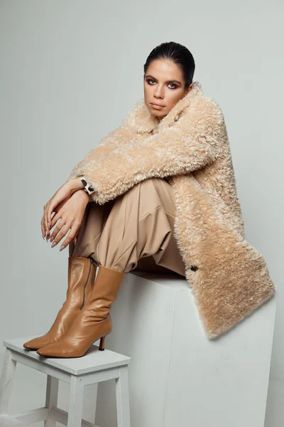 Mulher em roupas da moda botas marrons estilo outono — Fotografia de Stock