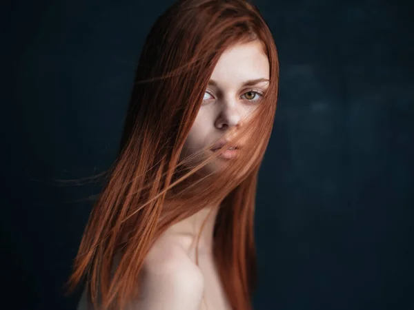 Close-up bijgesneden uitzicht van een vrouw met rood haar kijken uit op een zwarte achtergrond — Stockfoto