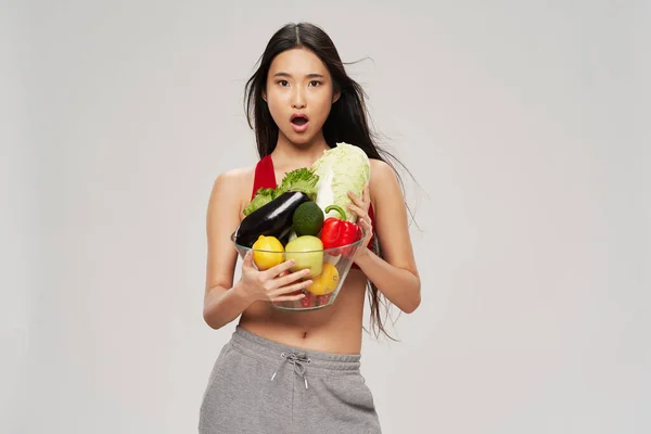 Стройная азиатская женщина выглядит овощи здоровой диеты питания — стоковое фото