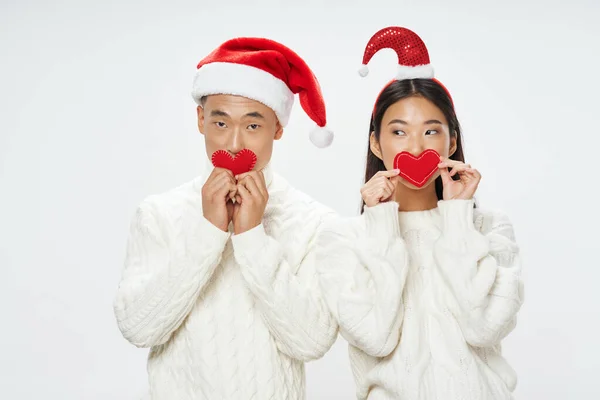 Weihnachten Neujahr Asiaten Mann und Frau mit Herzen in den Händen — Stockfoto