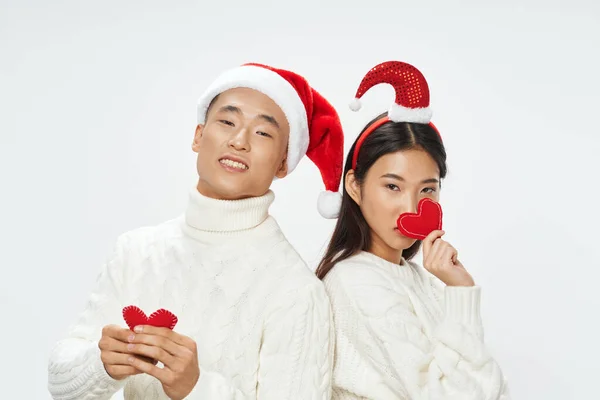 Весела молода пара азіатської появи з серцями в руках свято Різдво — стокове фото