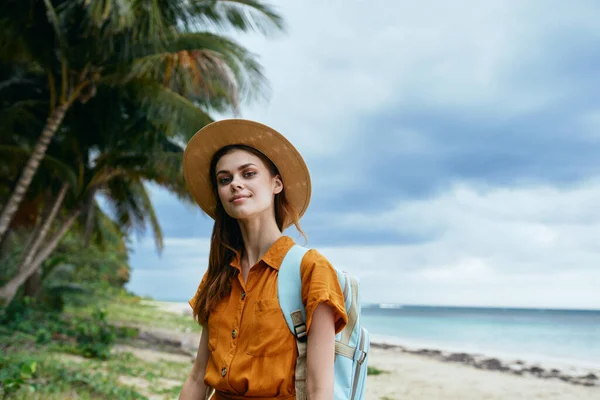 Kvinna vandrare med ryggsäck resor tropik strand ön — Stockfoto