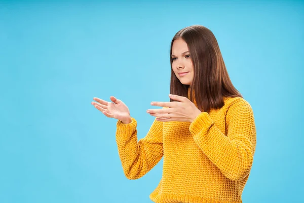 Donna in maglione bianco emozioni gesto con le mani sfondo blu abiti casual — Foto Stock