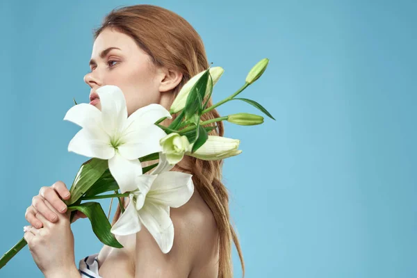 Atraktivní Lady bílé květy modré pozadí portrét oříznutý pohled — Stock fotografie