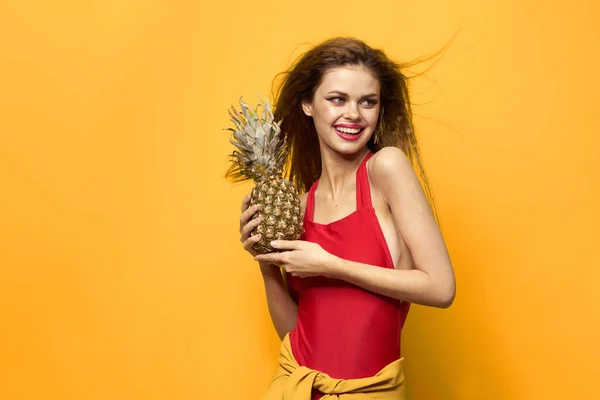 Kvinna med ananas i händerna vit t-shirt Exotisk sommar kul gul bakgrund — Stockfoto