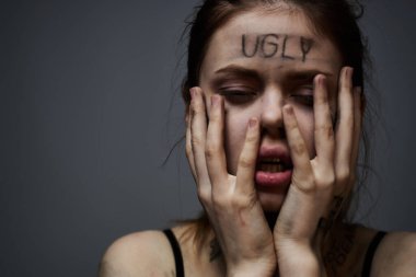 Siyah tişörtlü bir kadının vücudunda hoşnutsuz koyu bir arkaplan var.