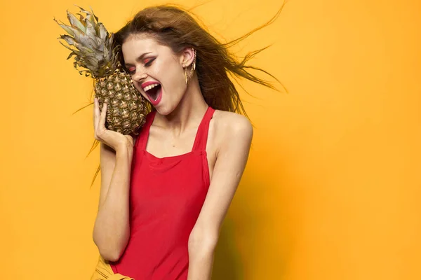 Mulher com abacaxi em mãos branco t-shirt exótico verão divertido amarelo fundo — Fotografia de Stock