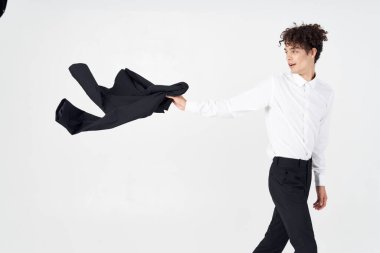  Klasik takım elbiseli genç bir adam. Elinde parlak bir arkaplan olan bir ceket. 