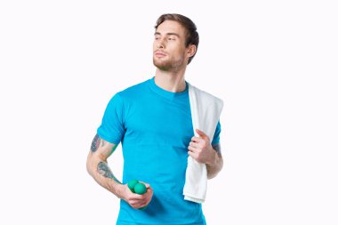 Omzunda havlu olan bir adam egzersiz yaşam tarzı