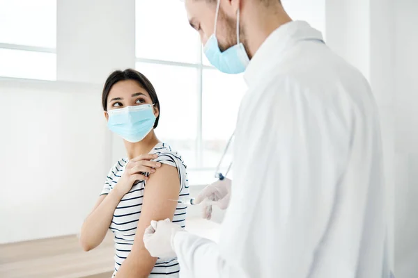 Paziente femminile in maschera medica rende vaccino in ospedale sanitario — Foto Stock