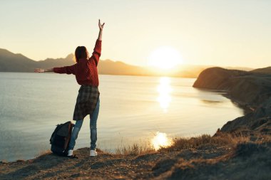 Kadın deniz kenarında poz veriyor. Yüksek kalite fotoğraf