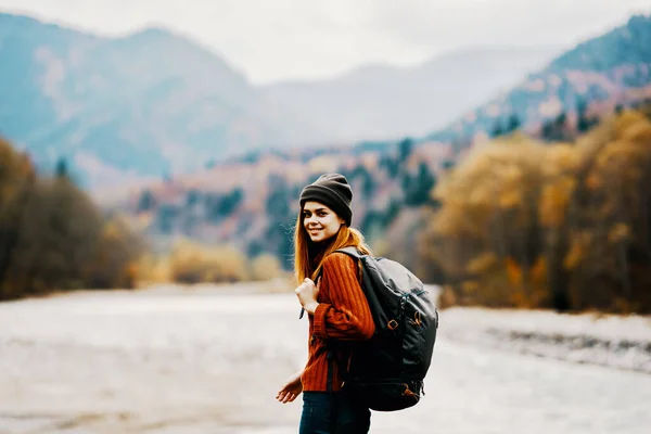 Ταξιδιώτρια Γυναίκα Σακίδιο Στα Βουνά Φθινόπωρο Υψηλής Ποιότητας Φωτογραφία — Φωτογραφία Αρχείου