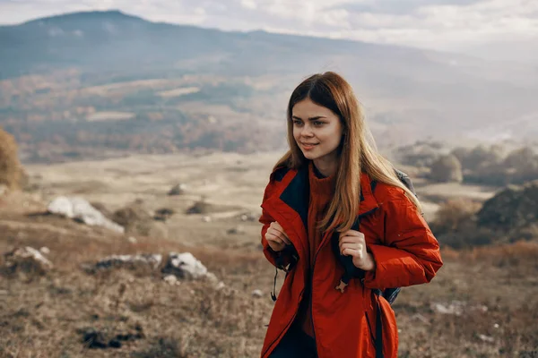 Červená Žena Bundě Batohem Pěší Turistika Horách — Stock fotografie